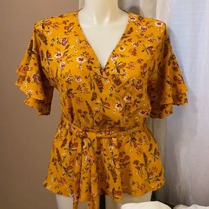 5/$20 Cute flowey top